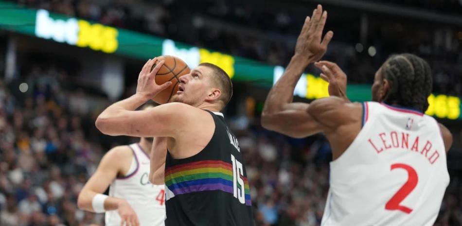 Nikola Jokic regresa tras lesión de rodilla y guía a Nuggets a triunfo 122-109 sobre Clippers