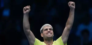 Alcaraz sufre con Rinderknech pero avanza en su debut en el Abierto de Catar