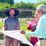 José Tejeda supervisa la construcción de multiuso de Manabao