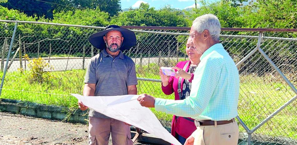 José Tejeda supervisa la construcción de multiuso de Manabao