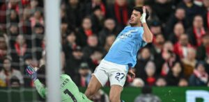 El Manchester City remonta, vence al Liverpool y mantiene presión sobre el Arsenal