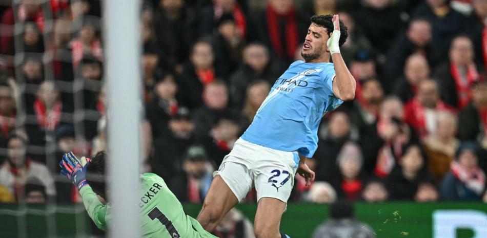 El Manchester City remonta, vence al Liverpool y mantiene presión sobre el Arsenal