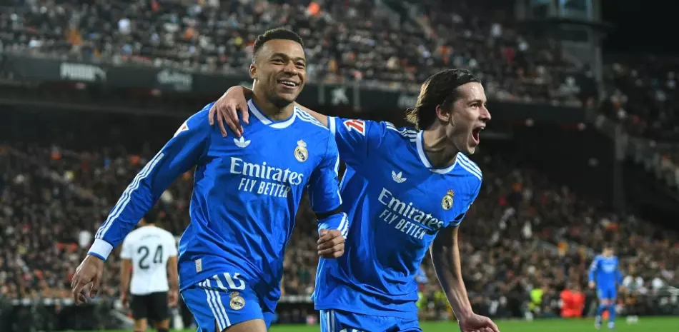 Mbappé anota y Real Madrid vence 2-0 a Valencia para no alejarse del Barcelona