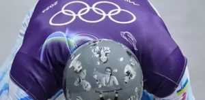 El COI descalifica a Heraskevich por su casco memorial e indigna a Ucrania