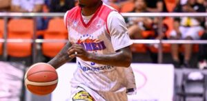 Fitzgerald anota 31, Sameji gana tercero en línea y se afianza en la primera posición