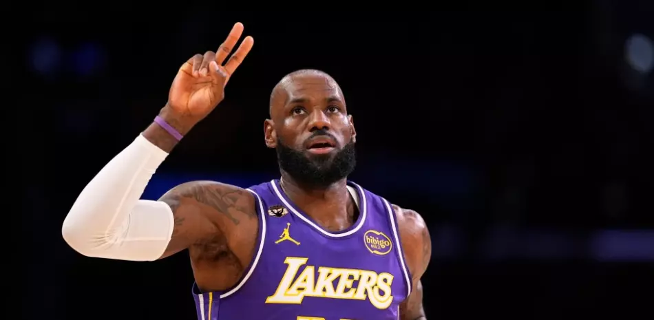 LeBron James es el jugador más veterano en lograr un triple doble en la NBA