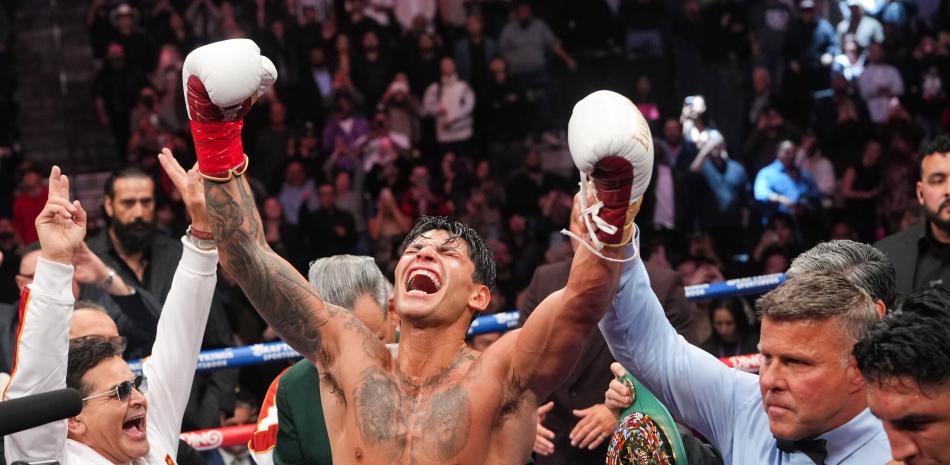 Ryan García vence a Mario Barrios por decisión unánime y gana el título wélter del CMB