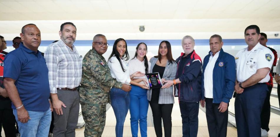 Resaltan trayectoria de Carlos Alonzo en el inicio del torneo de boliche militar