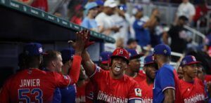 De los peloteros dominicanos, ¿cuáles tienen experiencia previa en Clásico Mundia de Béisbol?