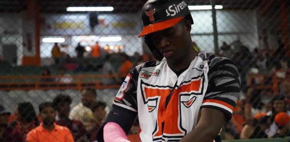 El jardinero Jesús Sánchez renueva su contrato con los Toros del Este