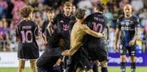 Hincha accede al terreno y derriba