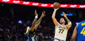 Doncic brilla en su cumpleaños y los Lakers arrollan a unos Warriors diezmados