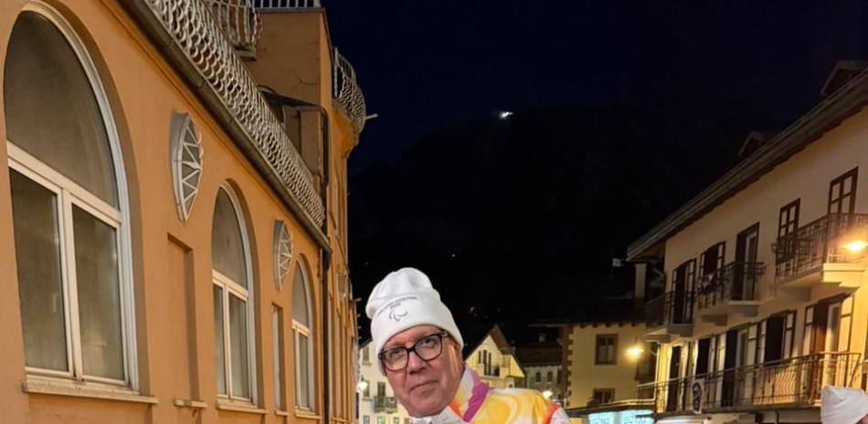 Felipe Vicini y Alejandra Aybar portan la antorcha paralímpica en Milano Cortina