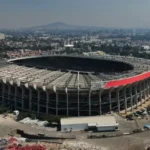 Grúas y escombros en el Azteca al aproximarse la reapertura antes de la Copa Mundial