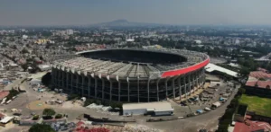 Grúas y escombros en el Azteca al aproximarse la reapertura antes de la Copa Mundial