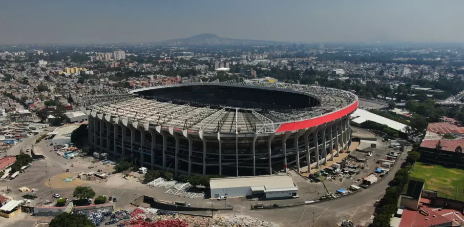 Grúas y escombros en el Azteca al aproximarse la reapertura antes de la Copa Mundial