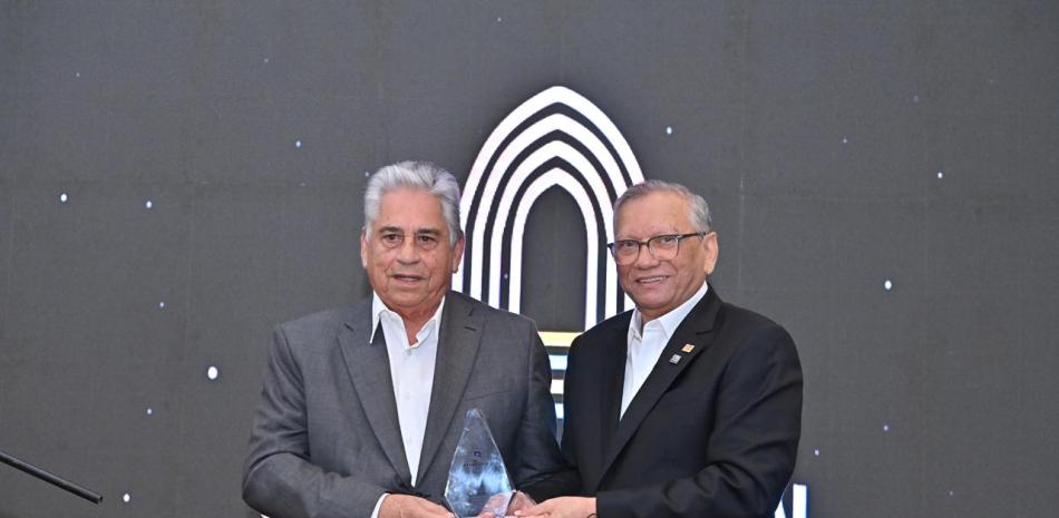 Banreservas reconoce a Winston “Chilote” Llenas en homenaje a los 93 años de las Águilas Cibaeñas