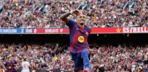 Barcelona, con triplete de Raphinha, vence 5-2 al Sevilla y sigue 4 puntos sobre Madrid