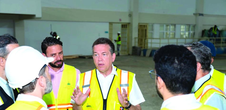 Ministro Bisonó supervisa obras deportivas en el Parque del Este