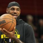 LeBron iguala a Parish al participar en su partido número 1611 de serie regular de la NBA
