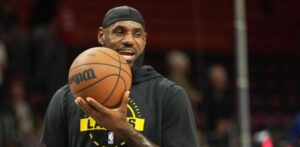 LeBron iguala a Parish al participar en su partido número 1611 de serie regular de la NBA