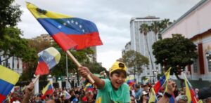 Título de béisbol desata una felicidad que los venezolanos guardaron durante años