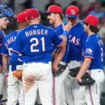 Baumler, de Texas, se entera de que hizo el roster en visita del mánager al montículo