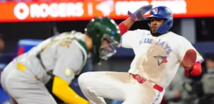 Ernie Clement conecta hit decisivo en la undécima entrada y Toronto derrota a los Atléticos 8-7