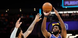 Embiid y George lideran remontada de los 76ers sobre los Hornets