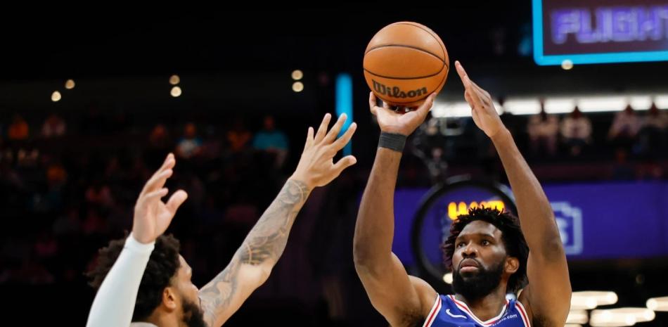 Embiid y George lideran remontada de los 76ers sobre los Hornets