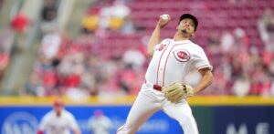 Chase Burns logra su 1ra victoria en Grandes Ligas en triunfo 2-0 de Rojos sobre Piratas