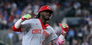 De La Cruz y Stephenson conectan jonrón y los Rojos vencen a los Rangers 5-3