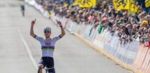 Pogačar gana el Tour de Flandes por tercera vez e iguala récord con otro ataque en solitario