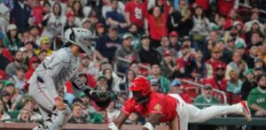 Dustin May lanza 6 sólidas entradas, los Cardenales vencieron a los Medias Rojas