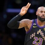 LeBron James conduce Lakers sobre Suns y aseguran ventaja de la casa en la 1era. ronda
