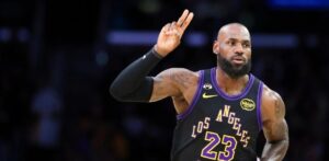 LeBron James conduce Lakers sobre Suns y aseguran ventaja de la casa en la 1era. ronda