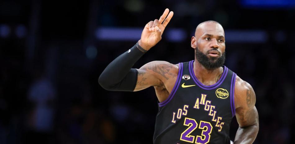 LeBron James conduce Lakers sobre Suns y aseguran ventaja de la casa en la 1era. ronda