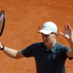 Jannik Sinner, a un triunfo del número uno, espera a Alcaraz