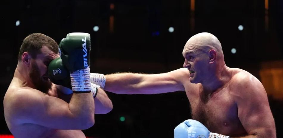 Fury derrota por decisión unánime a Makhmudov y reta a Joshua