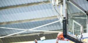 Emmanuel Omogbo anota un triple decisivo en la victoria de los Marineros sobre los Héroes de Moca