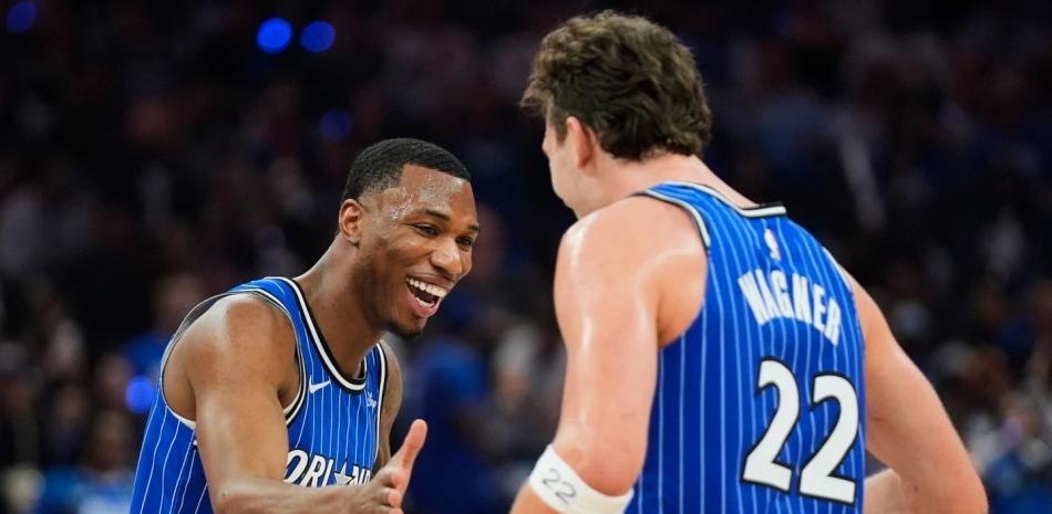 Los Magic aplastan a los Hornets 121-90 en el partido de repesca