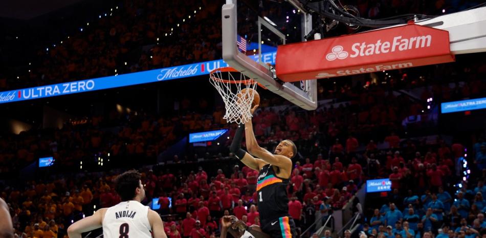 Wembanyama anotó 35 puntos en su debut en los playoffs y los Spurs arrollaron a los Trail Blazers