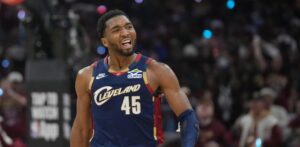 Mitchell anotó 30 puntos, Harden sumó 28, y los Cavaliers ponen serie 2-0 ante Toronto