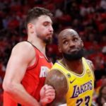 LeBron y Smart conducen a Lakers a su tercera victoria seguida en los playoffs