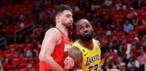 LeBron y Smart conducen a Lakers a su tercera victoria seguida en los playoffs