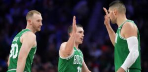 Los Celtics arruinan el regreso de Embiid y vencen a los 76ers 128-96