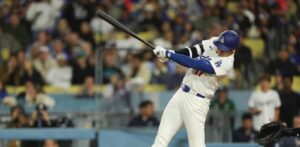 Sencillo de Tucker guía a los Dodgers en triunfo sobre Marlins