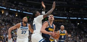 Jokic logra un triple-doble y los Nuggets evitan la eliminación ante T-Wolves