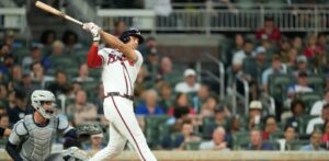 Matt Olson jonronea en el noveno y guía Bravos