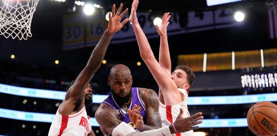 Los Rockets vencieron a los Lakers 99-93 en el quinto partido, evitando la eliminación
